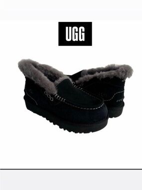 UGG Ansley Parc Black Suede Fur Slippers
Womens Size 9 *NIB*